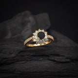 Anillo de compromiso con diamante negro natural central de .50ct corte brillante y .44ct de diamantes naturales laterales oro amarillo de 14k