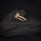 Anillo de compromiso con diamante negro natural central de .50ct corte brillante y .44ct de diamantes naturales laterales oro amarillo de 14k