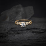Anillo de compromiso con diamante natural central de .30ct corte brillante con certificación GIA y 8 diamantes naturales laterales elaborado en oro amarillo de 14k