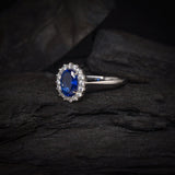 Anillo de compromiso con zafiro natural de 1.5ct corte oval y cristales laterales elaborado en plata .925