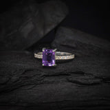 Anillo de compromiso con amatista natural corte esmeralda y 12 diamantes laterales elaborado en plata .970