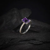 Anillo de compromiso con amatista natural corte esmeralda y 12 diamantes laterales elaborado en plata .970