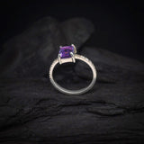 Anillo de compromiso con amatista natural corte esmeralda y 12 diamantes laterales elaborado en plata .970