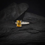 Anillo de compromiso con citrino natural corte esmeralda y 12 diamantes laterales elaborado en plata .970