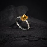 Anillo de compromiso con citrino natural corte esmeralda y 12 diamantes laterales elaborado en plata .970