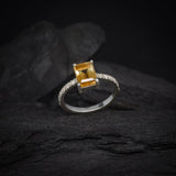 Anillo de compromiso con citrino natural corte esmeralda y 12 diamantes laterales elaborado en plata .970