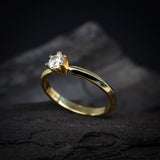 Anillo de compromiso con diamante natural central de .30ct con certificación GIA realizado en oro amarillo de 18 kilates