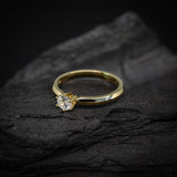 Anillo de compromiso con diamante natural central de .30ct con certificación GIA realizado en oro amarillo de 18 kilates