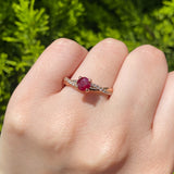 Anillo de compromiso con rubí natural de .50ct corte brillante y 18 diamantes naturales laterales elaborado en oro rosa de 14k