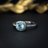 Anillo de compromiso con topacio natural de 1.0ct corte brillante y 32 diamantes  naturales elaborado en oro blanco de 14k