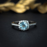 Anillo de compromiso con topacio natural de 1.0ct corte brillante y 32 diamantes  naturales elaborado en oro blanco de 14k