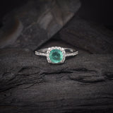 Anillo de compromiso con esmeralda natural de 1.0ct corte brillante y 32 diamantes  naturales laterales elaborado en oro blanco de 14k