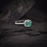 Anillo de compromiso con esmeralda natural de 1.0ct corte brillante y 32 diamantes  naturales laterales elaborado en oro blanco de 14k