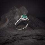 Anillo de compromiso con esmeralda natural de 1.0ct corte brillante y 32 diamantes  naturales laterales elaborado en oro blanco de 14k