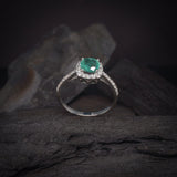 Anillo de compromiso con esmeralda natural de 1.0ct corte brillante y 32 diamantes  naturales laterales elaborado en oro blanco de 14k