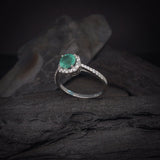 Anillo de compromiso con esmeralda natural de 1.0ct corte brillante y 32 diamantes  naturales laterales elaborado en oro blanco de 14k