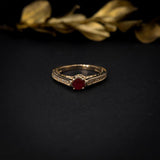 Anillo de compromiso con rubí natural de .50ct corte brillante y 24 cristales laterales elaborado en oro amarillo de 14k