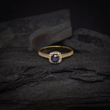 Anillo de compromiso con zafiro natural de .50ct corte brillante y 32 diamantes naturales laterales elaborado en oro amarillo de 14k