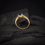 Anillo de compromiso con zafiro natural de .50ct corte brillante y 32 diamantes naturales laterales elaborado en oro amarillo de 14k