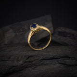 Anillo de compromiso con zafiro natural de .50ct corte brillante y 32 diamantes naturales laterales elaborado en oro amarillo de 14k