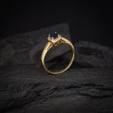 Anillo de compromiso con zafiro natural de .50ct corte brillante y 32 diamantes naturales laterales elaborado en oro amarillo de 14k