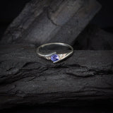 Anillo de compromiso con tanzanita natural de .20ct corte brillante y 2 cristales elaborado en oro blanco de 10k