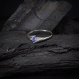 Anillo de compromiso con tanzanita natural de .20ct corte brillante y 2 cristales elaborado en oro blanco de 10k