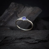 Anillo de compromiso con tanzanita natural de .20ct corte brillante y 2 cristales elaborado en oro blanco de 10k