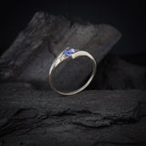 Anillo de compromiso con tanzanita natural de .20ct corte brillante y 2 cristales elaborado en oro blanco de 10k