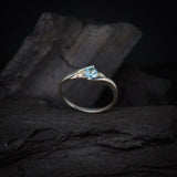 Anillo de compromiso con topacio natural de .20ct corte brillante y 2 cristales elaborado en oro blanco de 10k