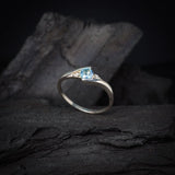 Anillo de compromiso con topacio natural de .20ct corte brillante y 2 cristales elaborado en oro blanco de 10k