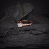 Anillo de compromiso con diamante natural central de .40ct corte brillante con certificación GIA y 16 diamantes naturales laterales elaborado en oro rosa de 14k