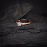 Anillo de compromiso con moissanita de .50ct corte brillante con certificado GRA y 16 cristales laterales elaborado en oro rosa de 14k