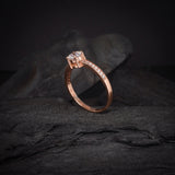 Anillo de compromiso con diamante natural central de .40ct corte brillante con certificación GIA y 16 diamantes naturales laterales elaborado en oro rosa de 14k
