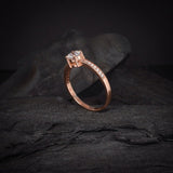 Anillo de compromiso con moissanita de .50ct corte brillante con certificado GRA y 16 cristales laterales elaborado en oro rosa de 14k