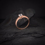 Anillo de compromiso con moissanita de .50ct corte brillante con certificado GRA y 16 cristales laterales elaborado en oro rosa de 14k