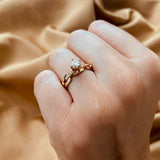 Anillo de compromiso con diamante natural central de .50ct corte brillante con certificación GIA y 18 diamantes naturales laterales elaborado en oro amarillo de 14k