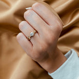 Anillo de compromiso con diamante natural central de .50ct corte brillante con certificación GIA y 18 diamantes naturales laterales elaborado en oro amarillo de 14k