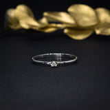 Anillo elaborado en oro blanco de 14k con diamante natural central de .03ct