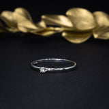 Anillo elaborado en oro blanco de 14k con diamante natural central de .03ct