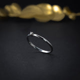 Anillo elaborado en oro blanco de 14k con diamante natural central de .03ct