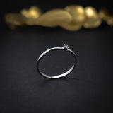 Anillo elaborado en oro blanco de 14k con diamante natural central de .03ct