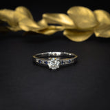 Anillo de compromiso con diamante natural central de .50ct corte brillante con certificación GIA, 4 zafiros naturales y 4 diamantes naturales elaborado en oro de 14k