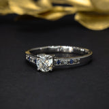 Anillo de compromiso con diamante natural central de .50ct corte brillante con certificación GIA, 4 zafiros naturales y 4 diamantes naturales elaborado en oro de 14k