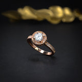 Anillo de compromiso con moissanita de 1.0ct corte brillante con certificado GRA y 54 cristales realizado en oro rosa de 14k