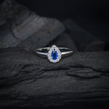 Anillo de compromiso con zafiro natural corte gota y cristales elaborado en plata .930