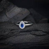 Anillo de compromiso con zafiro natural corte gota y cristales elaborado en plata .930