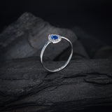 Anillo de compromiso con zafiro natural corte gota y cristales elaborado en plata .930