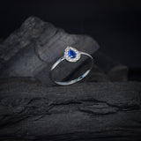 Anillo de compromiso con zafiro natural corte gota y cristales elaborado en plata .930
