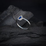 Anillo de compromiso con zafiro natural corte gota y cristales elaborado en plata .930